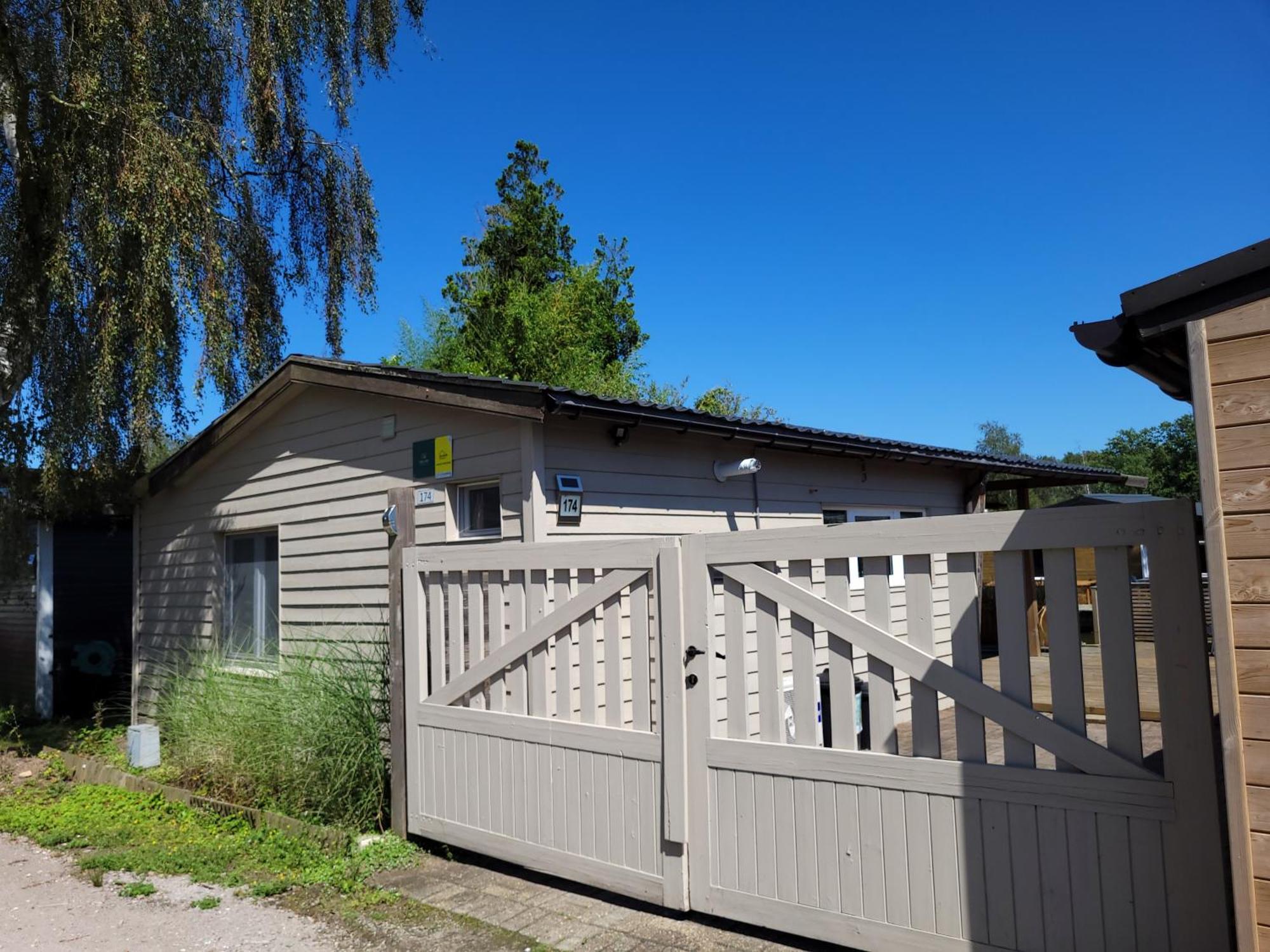 Rustig Gelegen Chalet Solvo Met Terras Aan Het Water Geel Exterior foto